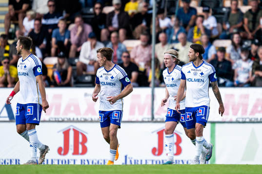 IFK Norrköpings Arnor Traustason jublar med lagkamrater