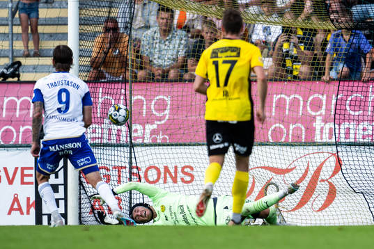 IFK Norrköpings Arnor Traustason gör 0-2 bakom Mjällbys