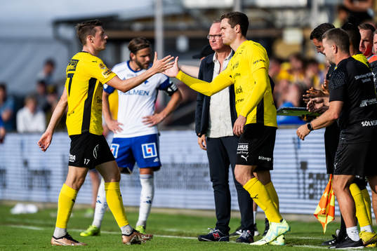 Mjällbys Elliot Stroud och Mjällbys Jacob Bergström