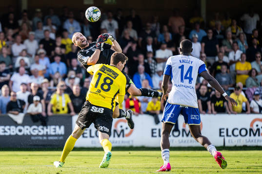 IFK Norrköpings målvakt Oscar Jansson och Mjällbys Jacob