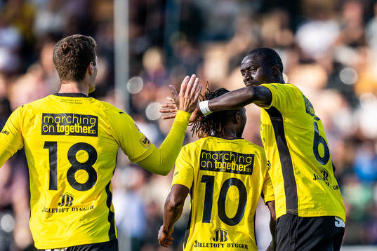 Mjällbys Seedy Imam Jagne jublar med Jacob Bergström