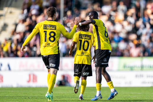 Mjällbys Seedy Imam Jagne jublar med Jacob Bergström