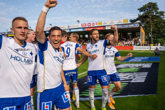 IFK Norrköpings Arnor Traustason jublar med lagkamrater