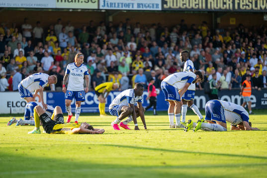 Mjällbys Colin Rösler deppar medan IFK Norrköpings