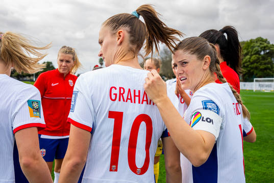 Maren Mjelde and players of Norway