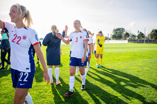 Sara Hørte and players of Norway