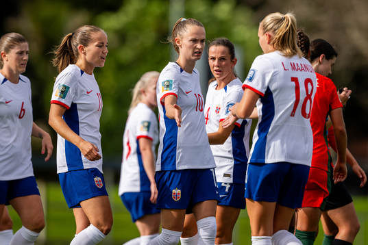 Caroline Graham Hansen of Norway celebrates with teammates