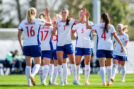 Ingrid Syrstad Engen and players of Norway celebrate