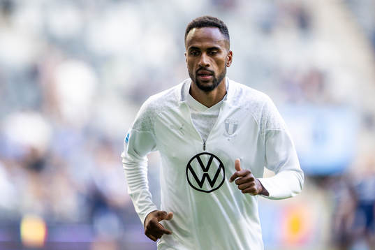 Malmö FFs Isaac Kiese Thelin värmer upp
