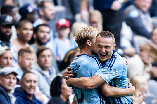 Djurgårdens Oskar Fallenius och Piotr Johansson jublar