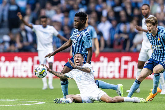 Djurgårdens Joel Asoro ocxh Malmö FFs Sergio Pena