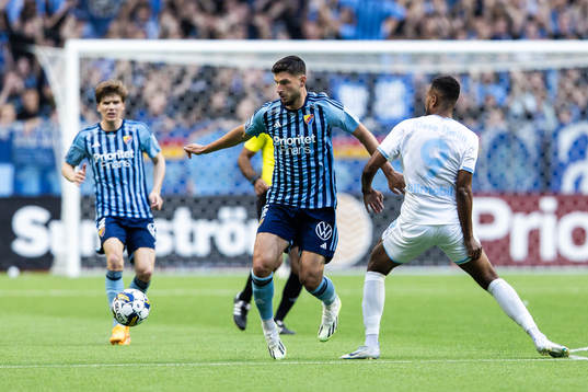 Djurgårdens Besard Sabovic och Malmö FFs Isaac Kiese
