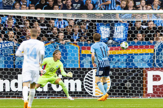 Malmö FFs målvakt Johan Dahlin ser bollen gå i mål till