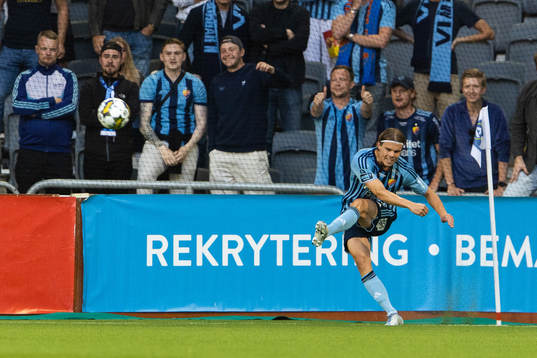 Djurgårdens Elias Andersson med en hörna