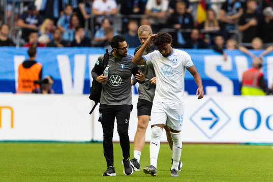 Malmö FFs Joseph Ceesay tar sig för huvudet