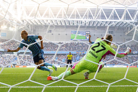 Djurgårdens Oskar Fallenius gör 1-0 bakom Malmö FFs
