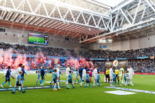 Spelare och domarteamet gör entré