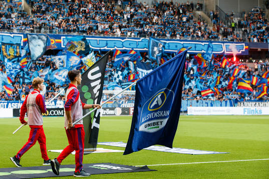Flaggbärare innan fotbollsmatchen i Allsvenskan mellan