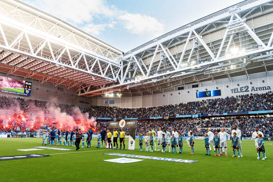 Spelare och domarteamet ställer upp