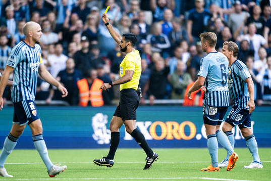 Djurgårdens Elias Andersson får ett gult kort av domare