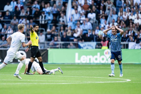 Domare Mohammed Al-Hakim och Djurgårdens Hampus Finndell