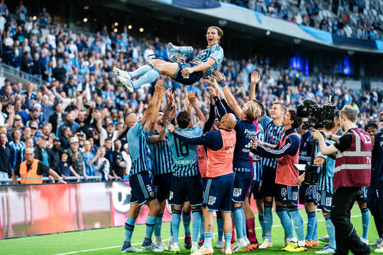 Djurgårdens Elias Andersson jublar med lagkamrater