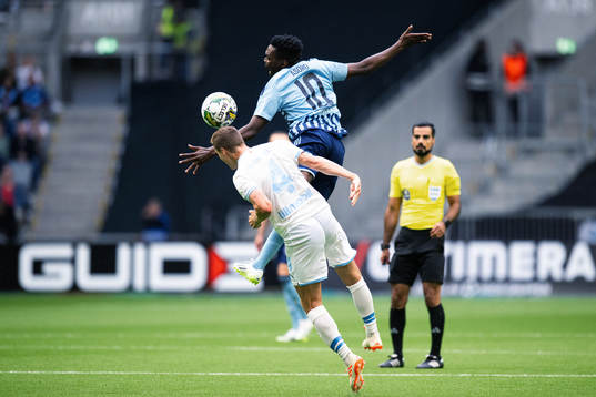 Malmö FFs Niklas Moisander och Djurgårdens Joel Asoro