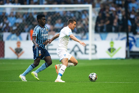 Djurgårdens Joel Asoro och Malmö FFs Niklas Moisander