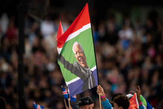 en flagga med Nelson Mandela