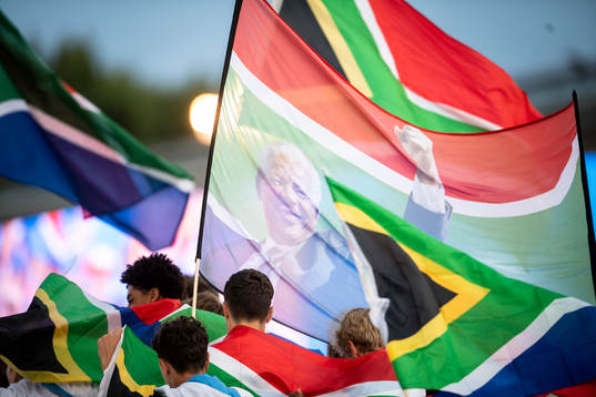 En flagga med Nelson Mandela