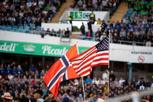 Flaggor från Norge och USA
