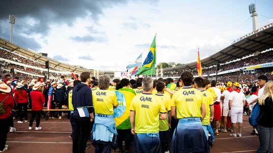 Deltagare från Brasilien väntar på att gå in på planen