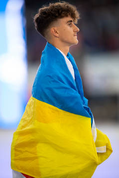 en engelsk deltagare i en Ukrainsk flagga