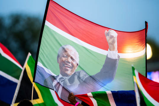 en flagga med Nelson Mandela