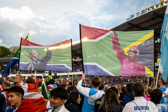 Flaggor med Nelson Mandela och Desmond Tutu