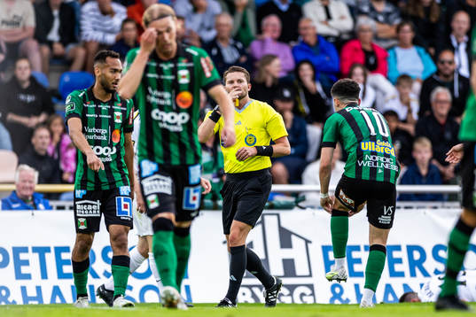 Domare Joakim Östling ger ett gult kort till Varbergs