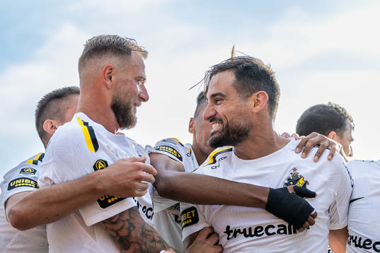AIKs John Guidetti och Sotirios Papagiannopoulos jublar