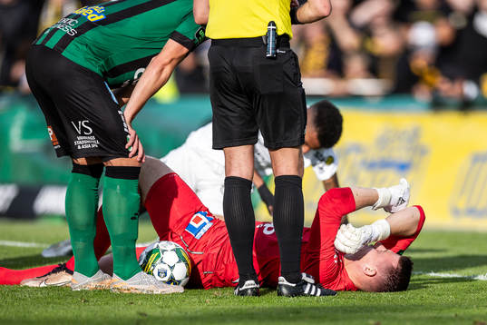 Varbergs målvakt David Olsson har ont