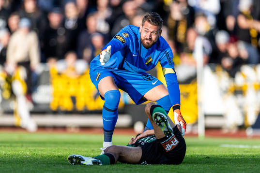 AIKs målvakt Kristoffer Nordfeldt och Varbergs Vinicius