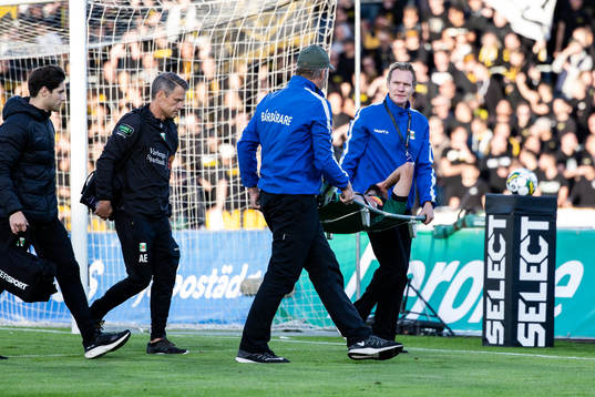 Varbergs Vinicius Nogueira de Oliveira bärs ut på bår