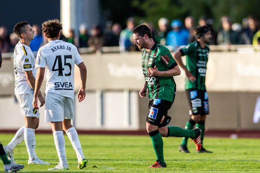 Varbergs Robin Tranberg får ett rött kort