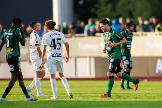 Varbergs Robin Tranberg får rött kort