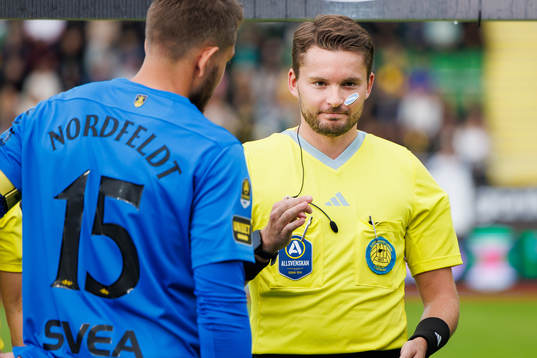 Domare Joakim Östling vid slantsinglingen
