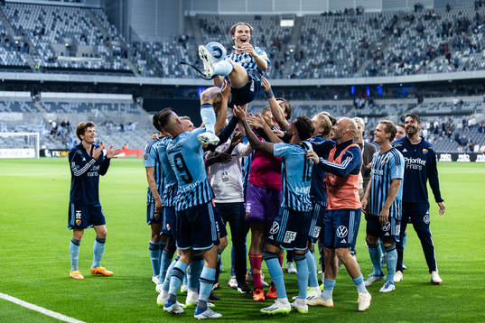 Djurgårdens Elias Andersson jublar med lagkamrater