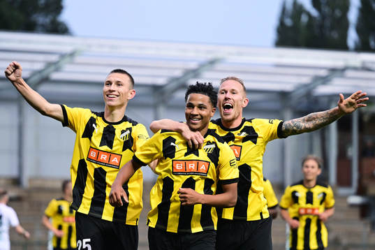 Momodou Lamin Sonko celebrates with Kristoffer Lund Hansen