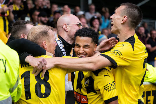 Momodou Sonko of BK Häcken celebrates with team matesafter