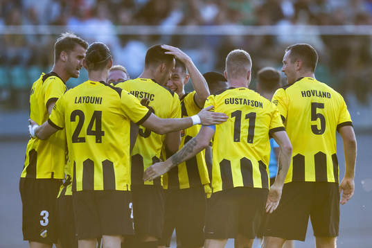 Srdjan Hrstic of Häcken celebrates with team