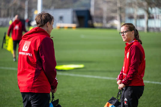 Equipment manager Jessica Karlsson and Sara Thunebro of the