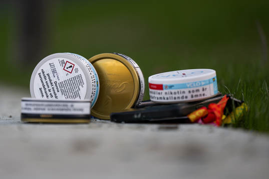 Snus and nicotine pouches belonging to goalkeeper coach