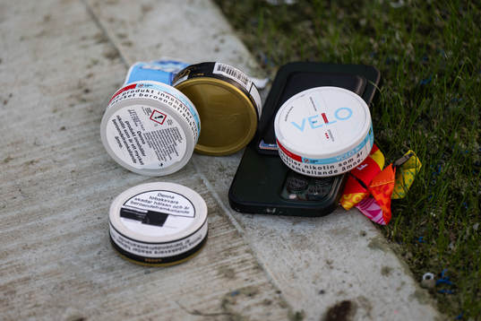 Snus and nicotine pouches belonging to goalkeeper coach
